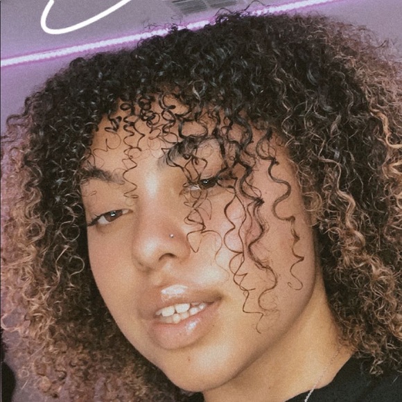 Profile Picture of Bobbi Paloukos (@bobbi_paloukos) on Poshmark