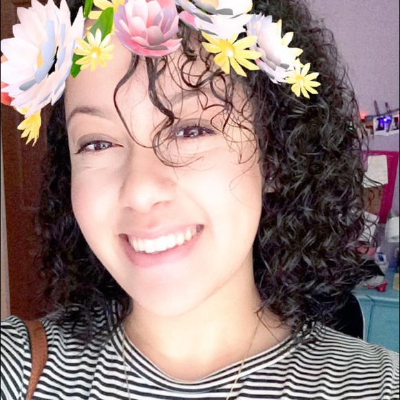 Profile Picture of Daniela Nieves (@daniela9829) on Poshmark