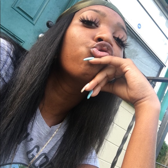 Profile Picture of Ariel Roberts (@star12346) on Poshmark