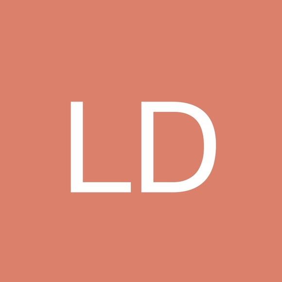 Profile Picture of Lia Dreseris (@lianaomi) on Poshmark