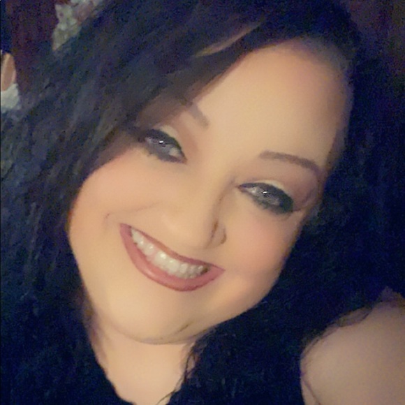 Profile Picture of Angie Coxey (@coxeygirl76) on Poshmark