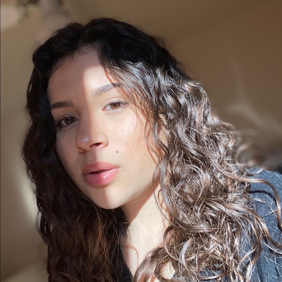 Profile Picture of Anahi Garibaldo (@anahigaribaldo) on Poshmark