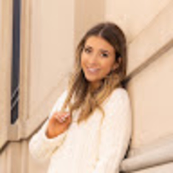 Profile Picture of Olivia Hayes (@onhayes18) on Poshmark