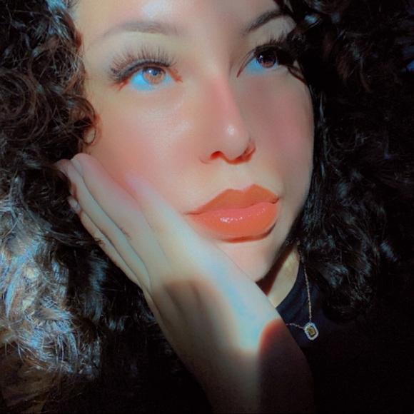 Profile Picture of Mel Lu (@melanylugo) on Poshmark