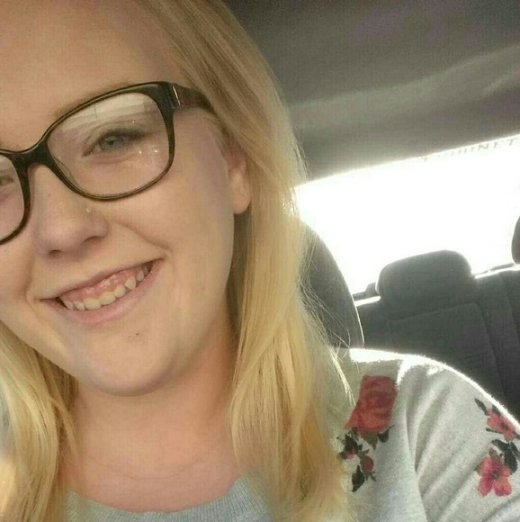 Profile Picture of Katelyn Huinker (@katelyn5716) on Poshmark