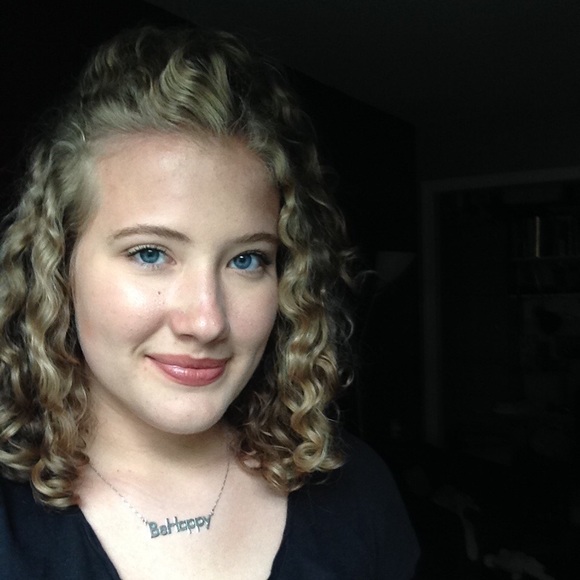 Profile Picture of Sophia Peil (@sophiarosep99) on Poshmark