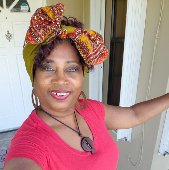 Profile Picture of Iris Hunter (@msirisehunter) on Poshmark