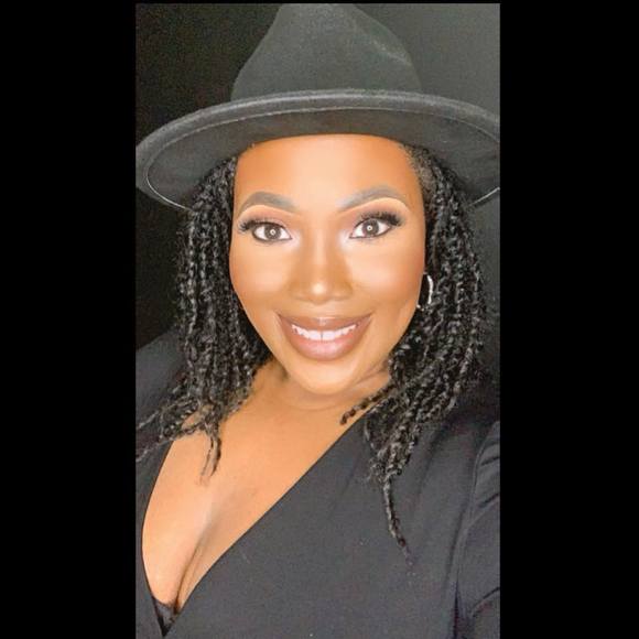 Profile Picture of Shannon Simmons (@sstheexpert) on Poshmark