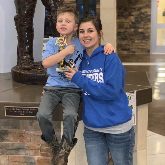 Profile Picture of Cortney Fickiesen (@cfick17) on Poshmark