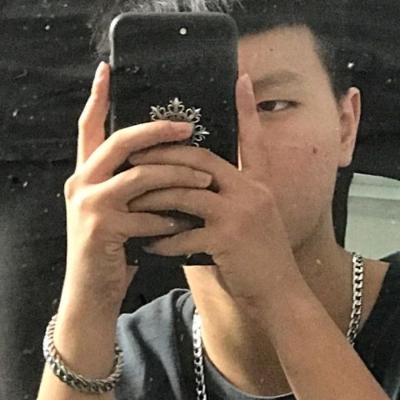 Profile Picture of Ái Hoàng (@aihoang15052004) on Poshmark