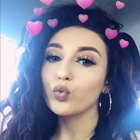 Profile Picture of Victoria Vetrano (@v_vetrano) on Poshmark