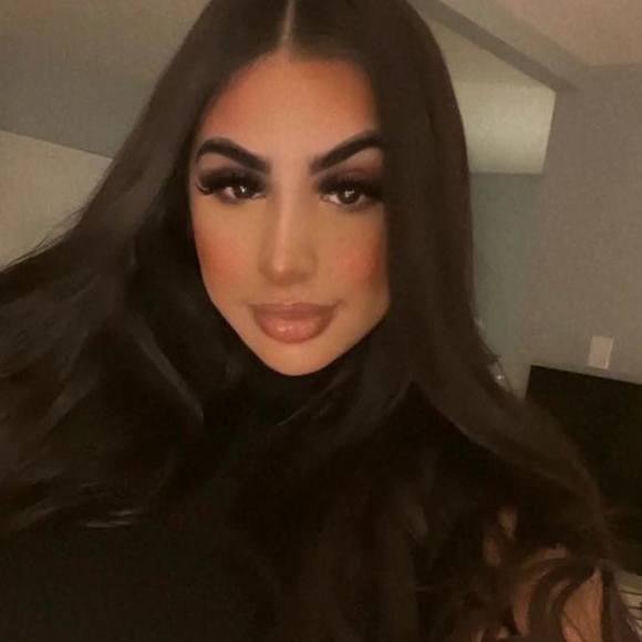 Profile Picture of Angelica Aispuro (@angiebooo) on Poshmark
