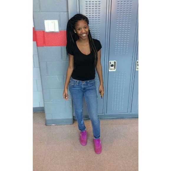 Profile Picture of Shalarriona Greer (@shayydineroo08) on Poshmark
