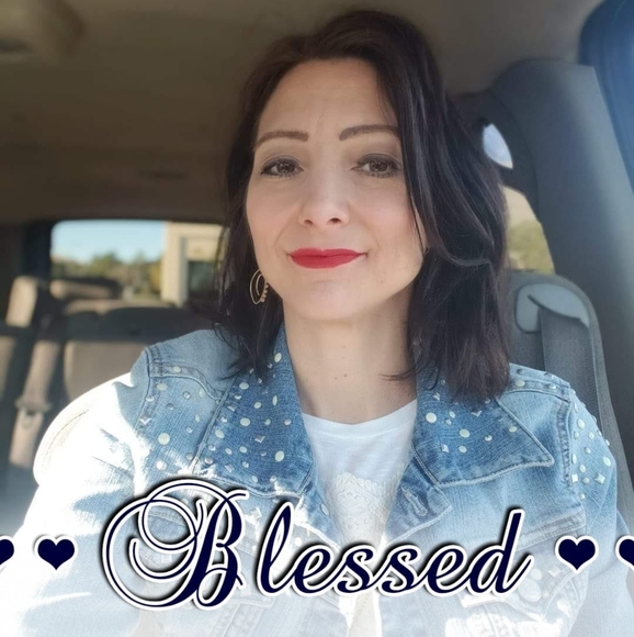 Cindy Bolt - Poshmark Profile Picture of Cindy Bolt (@cindyabolt) on Poshmark