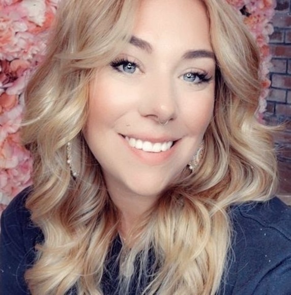 Profile Picture of Naomi Naomi (@deliarose0415) on Poshmark