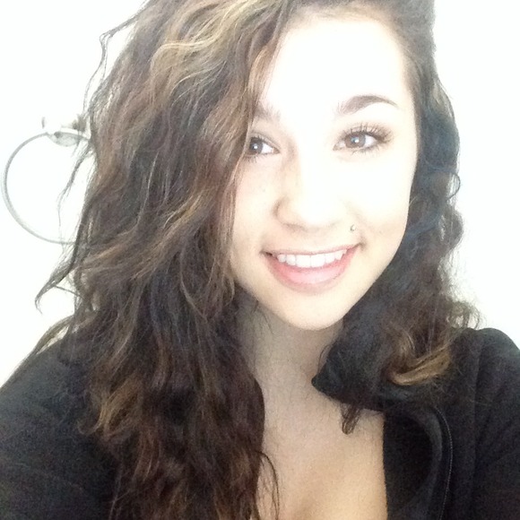 Profile Picture of Whitney Lambert (@whitneygl) on Poshmark