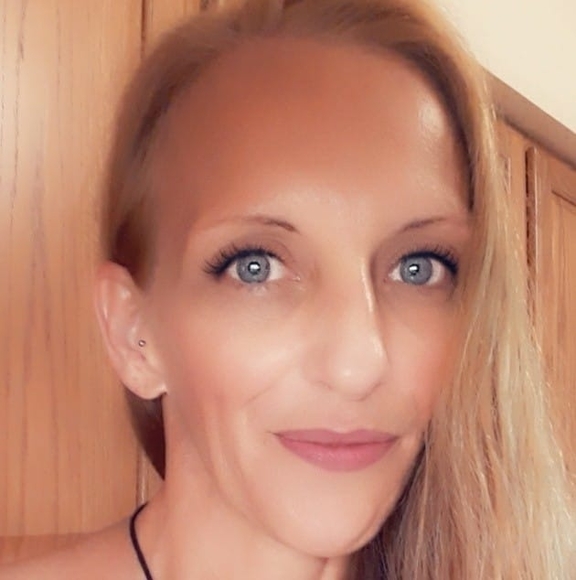 Profile Picture of Ember Bettack (@emmbet) on Poshmark