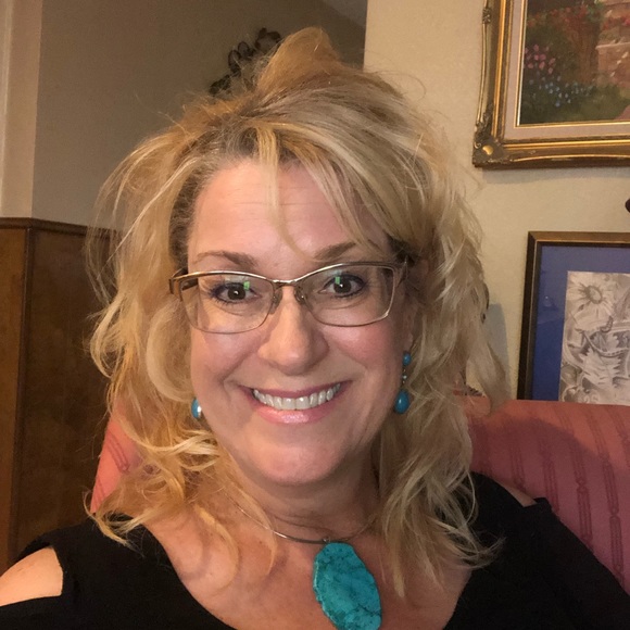Profile Picture of Laura Fields (@laurafields0000) on Poshmark