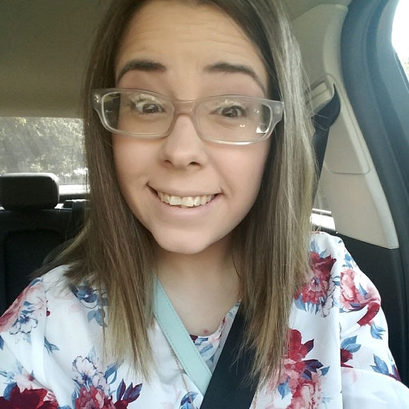 Profile Picture of Cassie Heaton (@caheato) on Poshmark