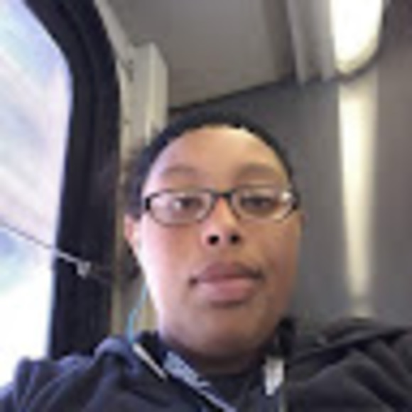 Profile Picture of Leslie Lairy (@leslielairy29) on Poshmark