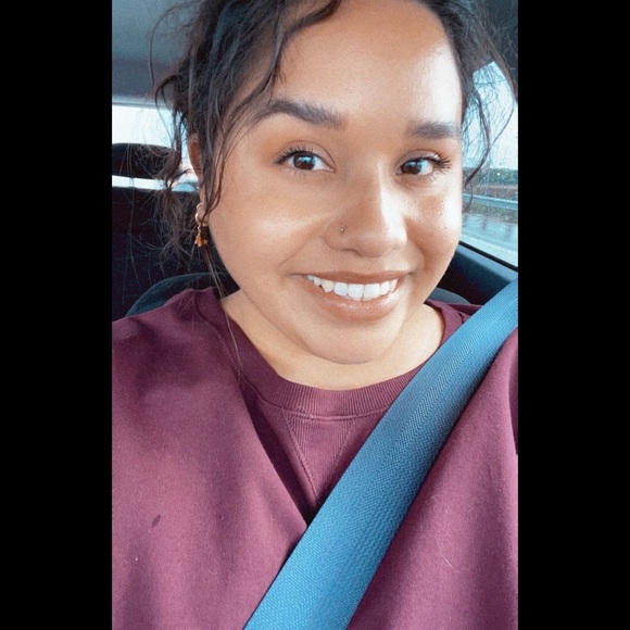 Profile Picture of Yolanda Acosta (@yacosta88) on Poshmark