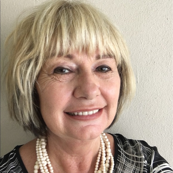 Profile Picture of Deb Straubinger (@dstraubi) on Poshmark