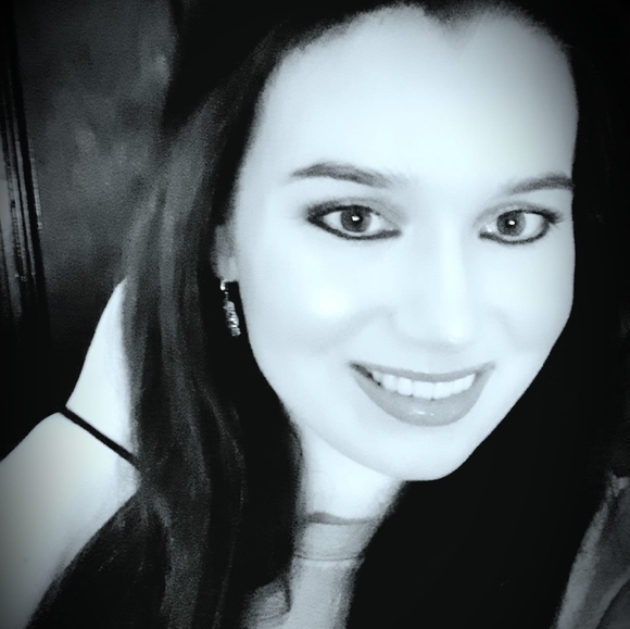Profile Picture of Jennifer Simoncelli (@jns1995) on Poshmark