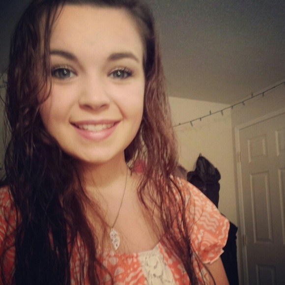 Profile Picture of Destanie Markoya (@destanie_rose18) on Poshmark