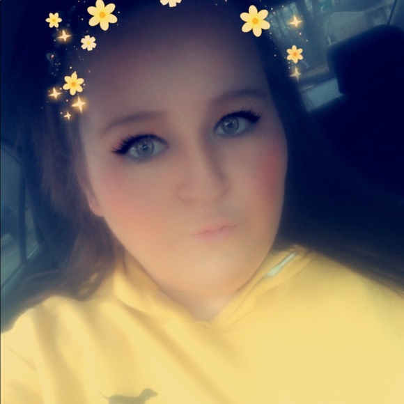 Profile Picture of Bobbie Floyd (@bobblynn03) on Poshmark