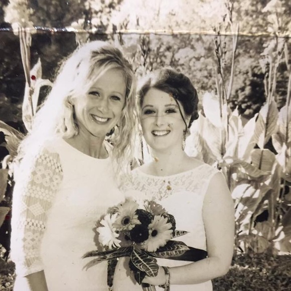 Profile Picture of Amanda Gladson (@gladsoak) on Poshmark