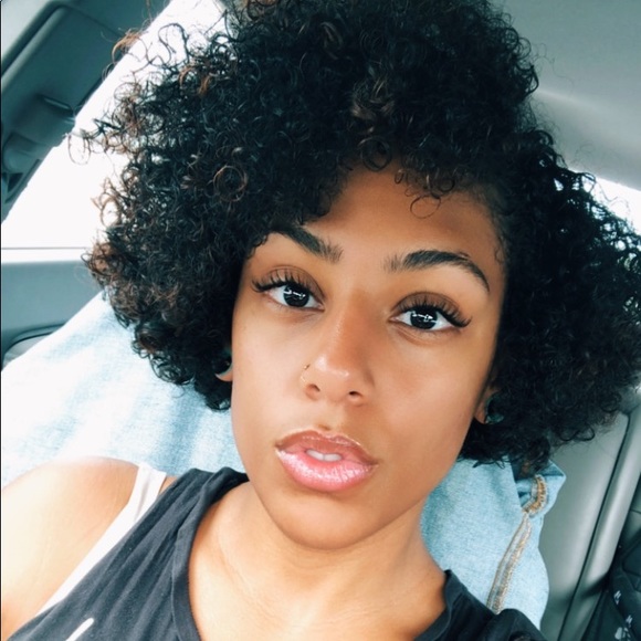 Profile Picture of Damiani White (@goldenpuff982) on Poshmark