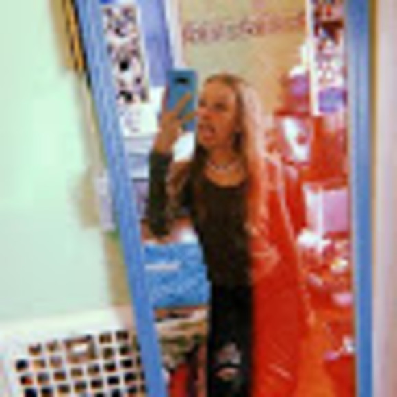 Profile Picture of Emily Murrow (@emilymurrow) on Poshmark
