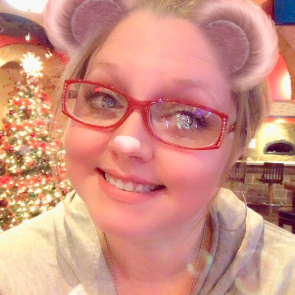 Profile Picture of Amber Brook (@abrook86) on Poshmark