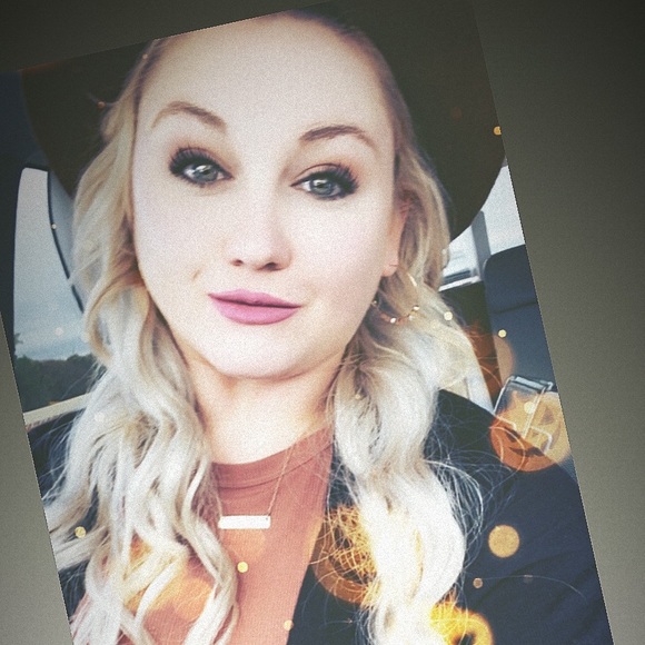 Anna Vicars - Poshmark Profile Picture of Anna Vicars (@avicars77) on Poshmark