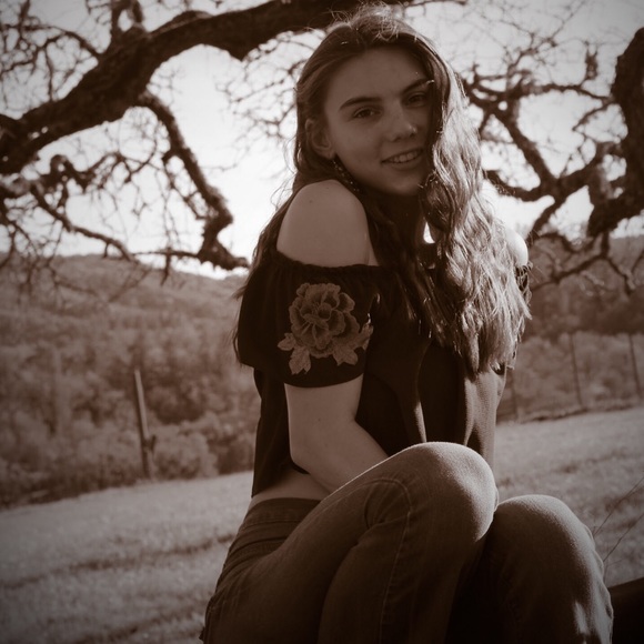 Profile Picture of Lucy Burris (@burris_lucy) on Poshmark