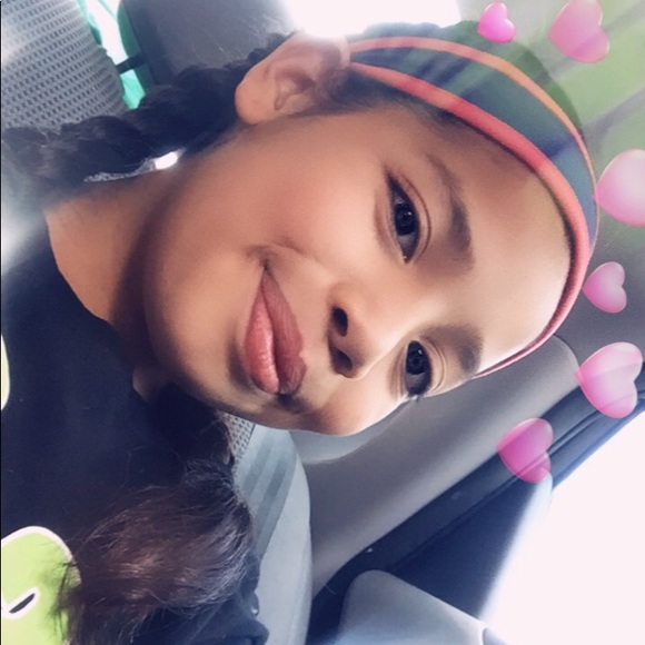 Lea Hernandez - Poshmark Profile Picture of Lea Hernandez (@leaamira) on Poshmark