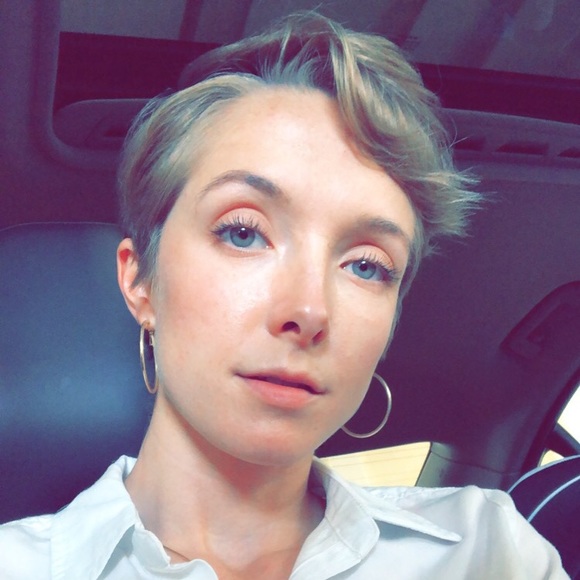 Profile Picture of Dara Barnfield (@daramaree) on Poshmark