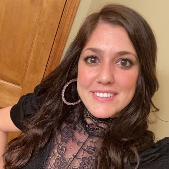 Profile Picture of Elyssia Rosky (@elyssia0718) on Poshmark