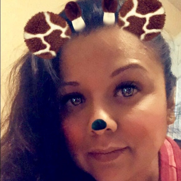 Profile Picture of Veronica Esquivel (@esquivelcastro) on Poshmark