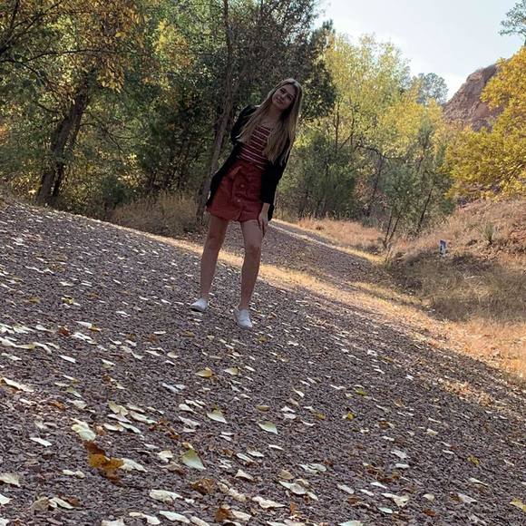 Jillian Simunek - Poshmark Profile Picture of Jillian Simunek (@jilliansimunek) on Poshmark