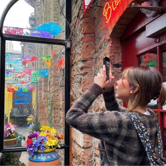 Profile Picture of Valeria Thomas (@valeriatmar) on Poshmark