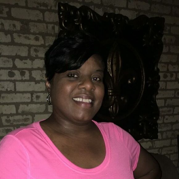 Profile Picture of Beverely Lewis (@beverelylewis) on Poshmark