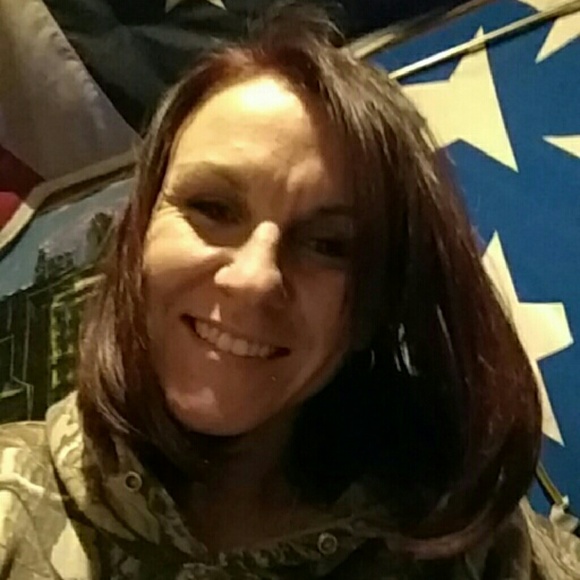 Profile Picture of Crystal Lackey (@crystalnjeff) on Poshmark