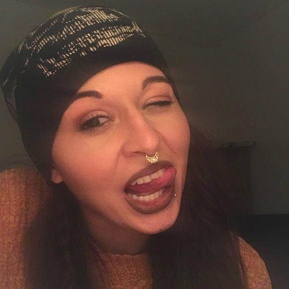 Victoria Looper - Poshmark Profile Picture of Victoria Looper (@victorialooper) on Poshmark