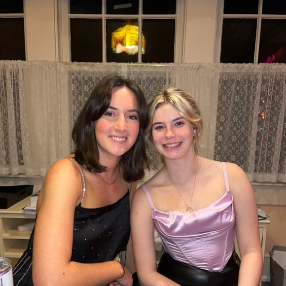 Profile Picture of Forsyth L (@forsythiaaa) on Poshmark