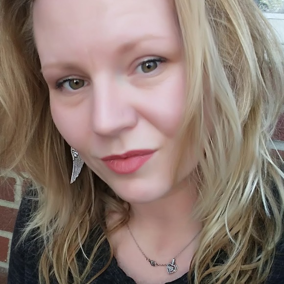 Sandie Haltom - Poshmark Profile Picture of Sandie Haltom (@snshaltom) on Poshmark