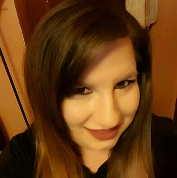 Profile Picture of Alicia Zabrowski (@alz02585) on Poshmark