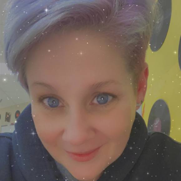 Profile Picture of Crystal Hearn (@hearncrystal2) on Poshmark