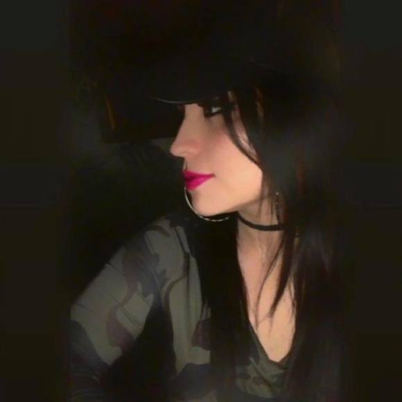 Profile Picture of Isabella Cornelio (@isacornelio) on Poshmark