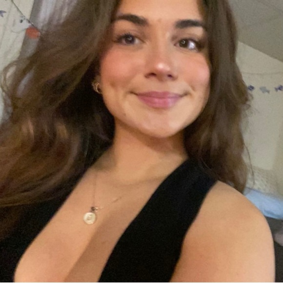 Profile Picture of Danielle Blumenthal (@danielleblumy) on Poshmark